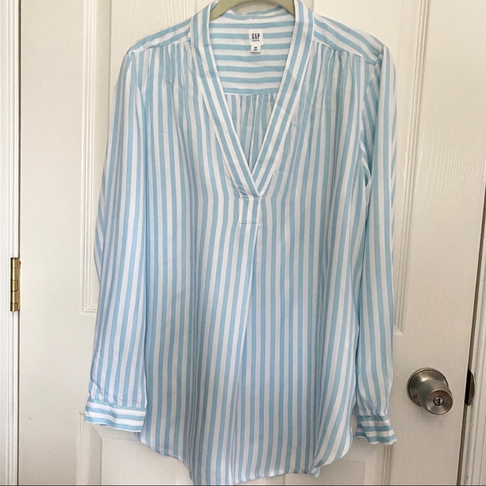 NWOT Gap Maternity Split Neck Popover Shirt